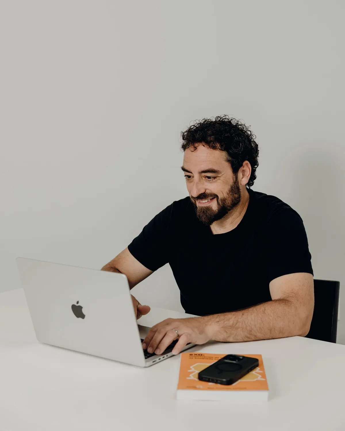 David Jornet trabajando con su ordenador portátil